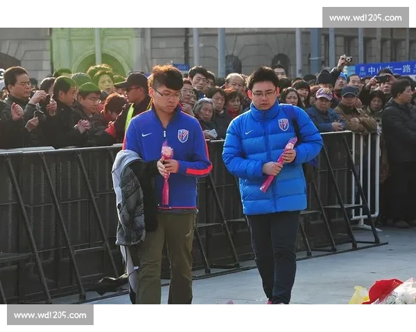 川超星光寄哀思:球迷亮灯送别小球迷林子金 川超星光寄哀思:球迷亮灯送别小球迷林子金